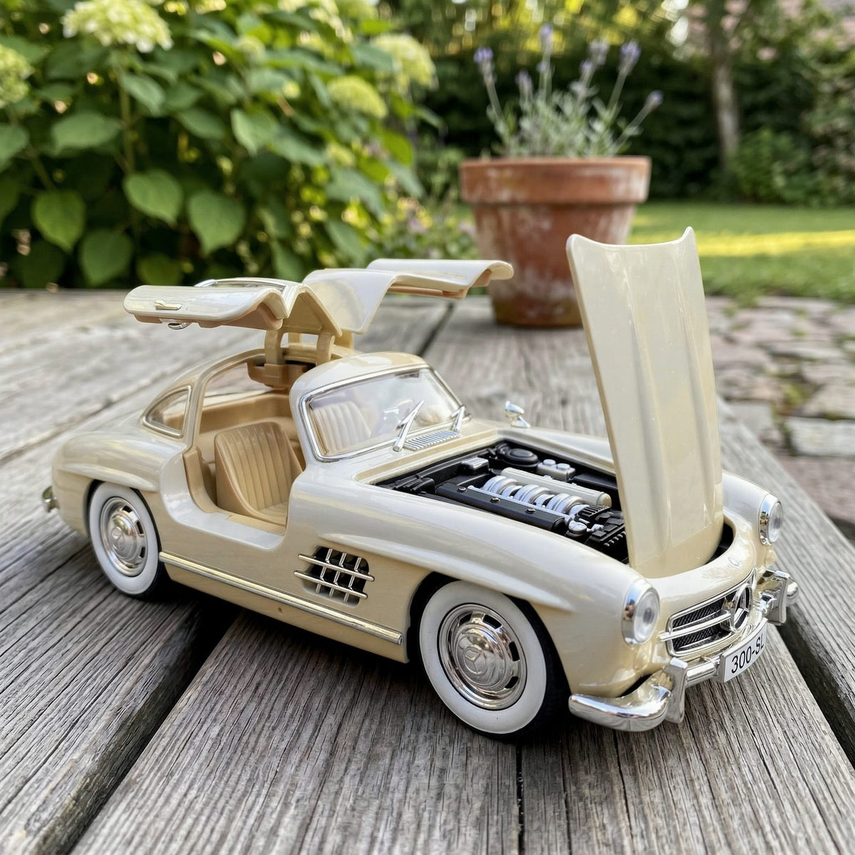 Mercedes 300 SL Gullwing | 1:24 Collector Die-Cast | White Finish
