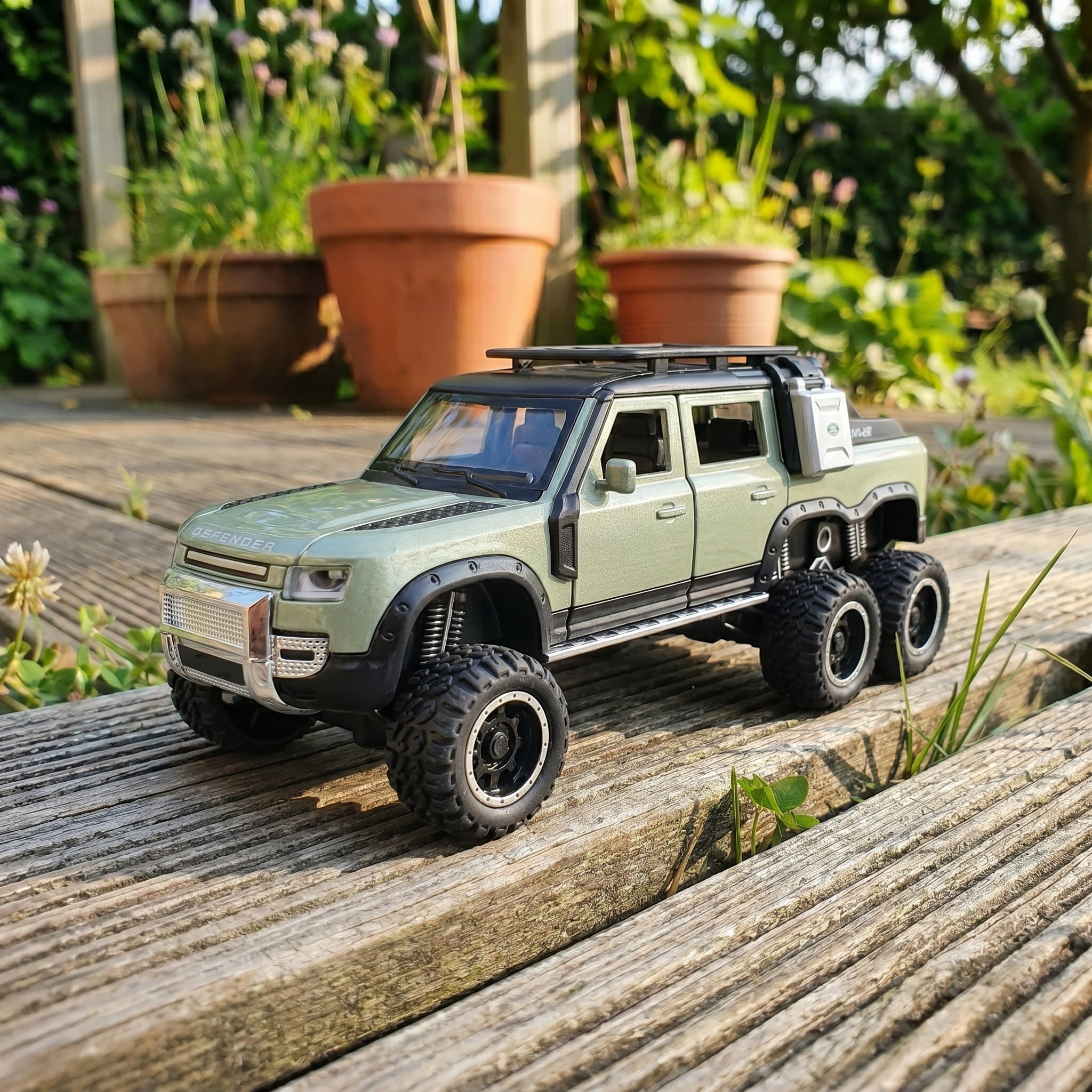 Land Rover Defender 6x6 | 1:24 Collector Die-Cast | Army Green Finish