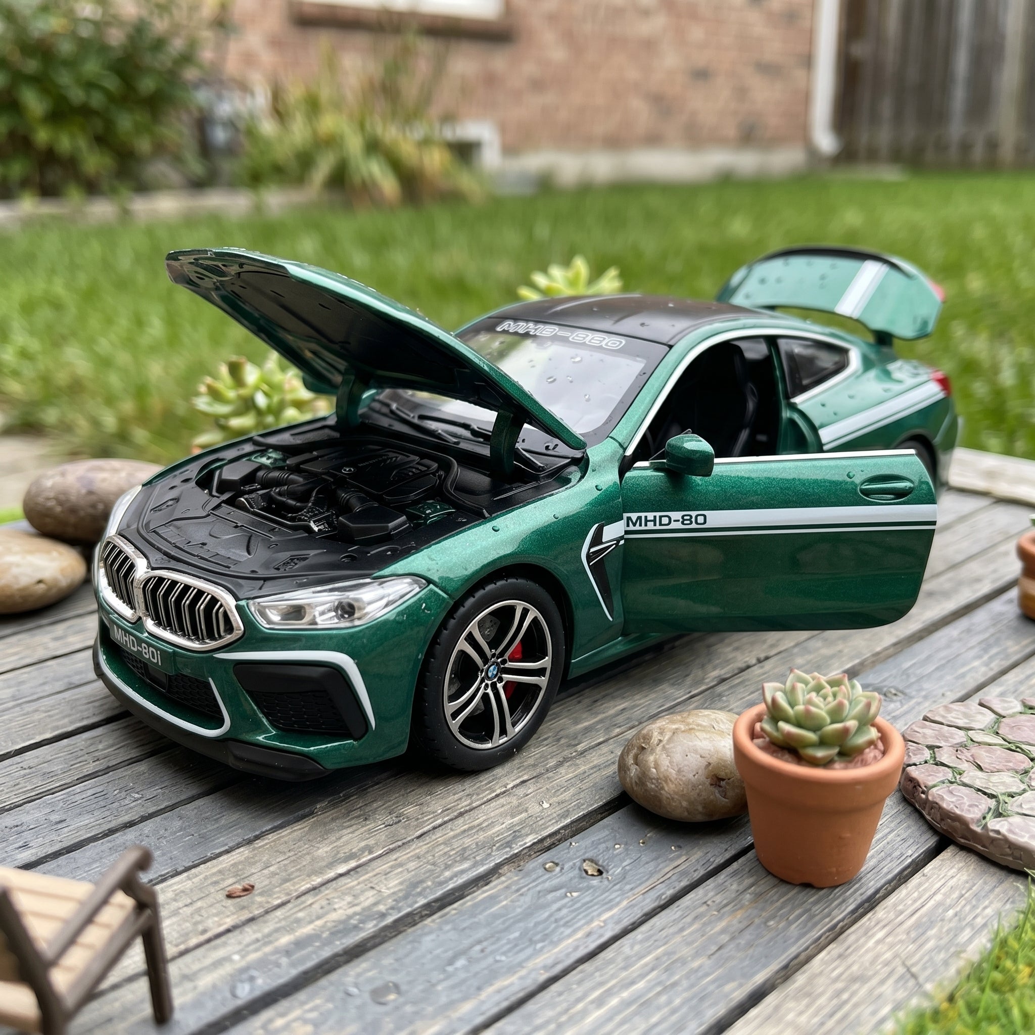 BMW M8 | 1:24 Collector Die-Cast | Deep Green Finish