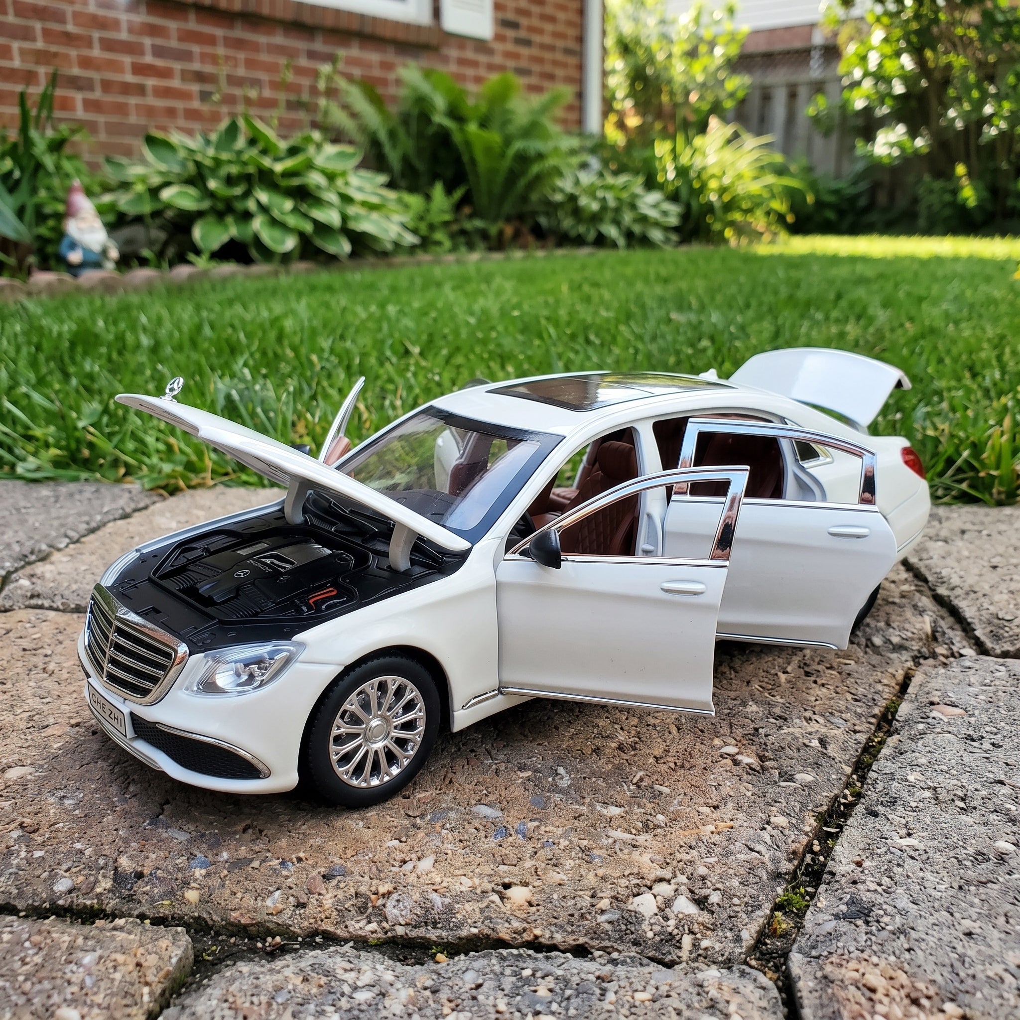 E300 | 1:24 Collector Die-Cast | White Finish