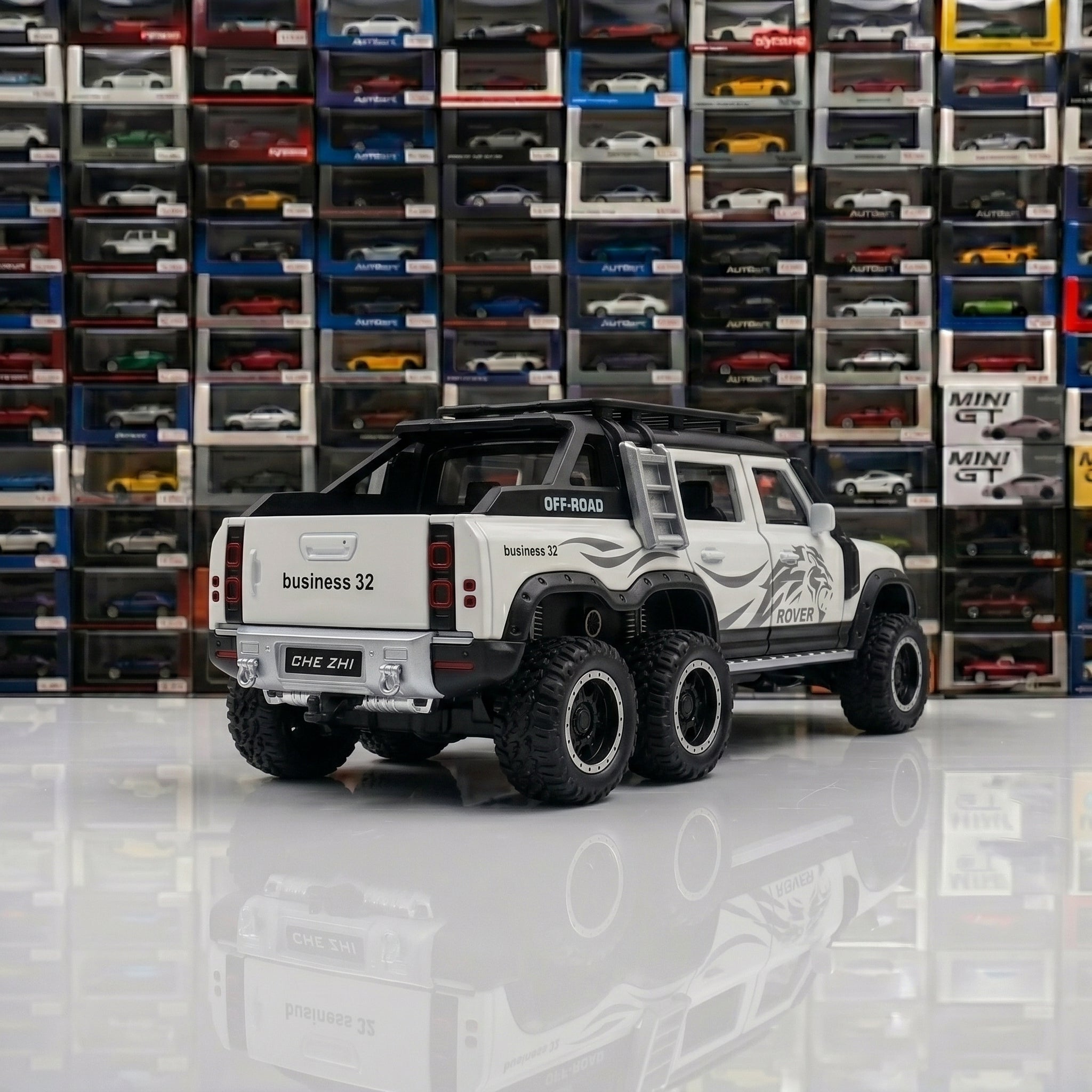 Land Rover Defender 6x6 | 1:24 Collector Die-Cast | White Finish