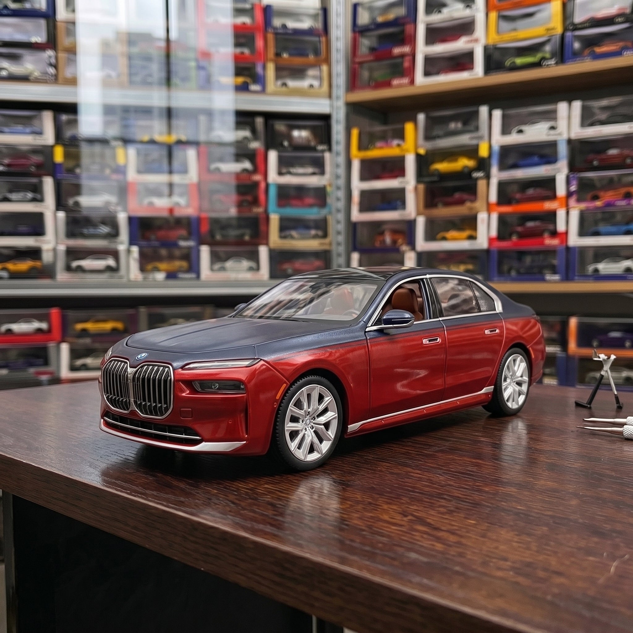 BMW i7 X-Drive | 1:24 Collector Die-Cast | Red - 2 Tone Finish