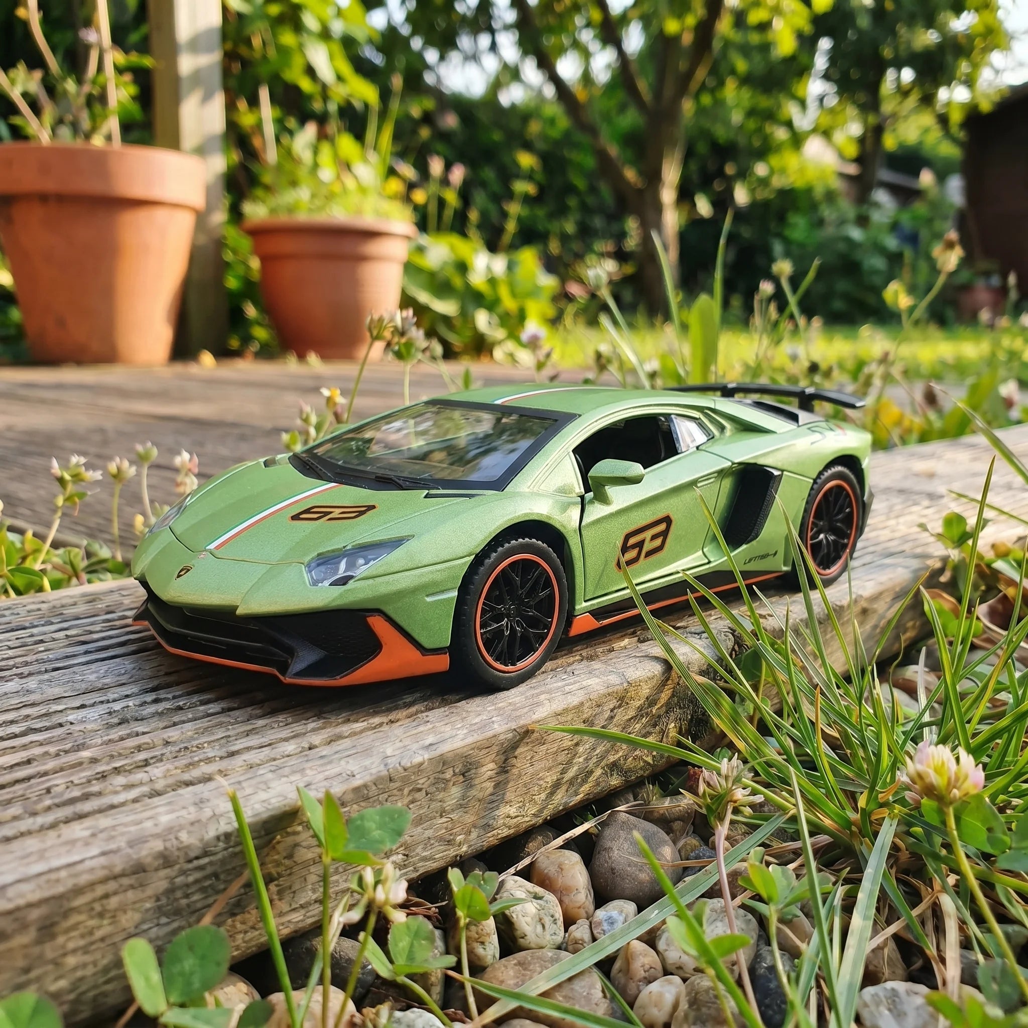 Lamborghini Aventador SVJ | 1:24 Collector Die-Cast | Mantis Green Finish