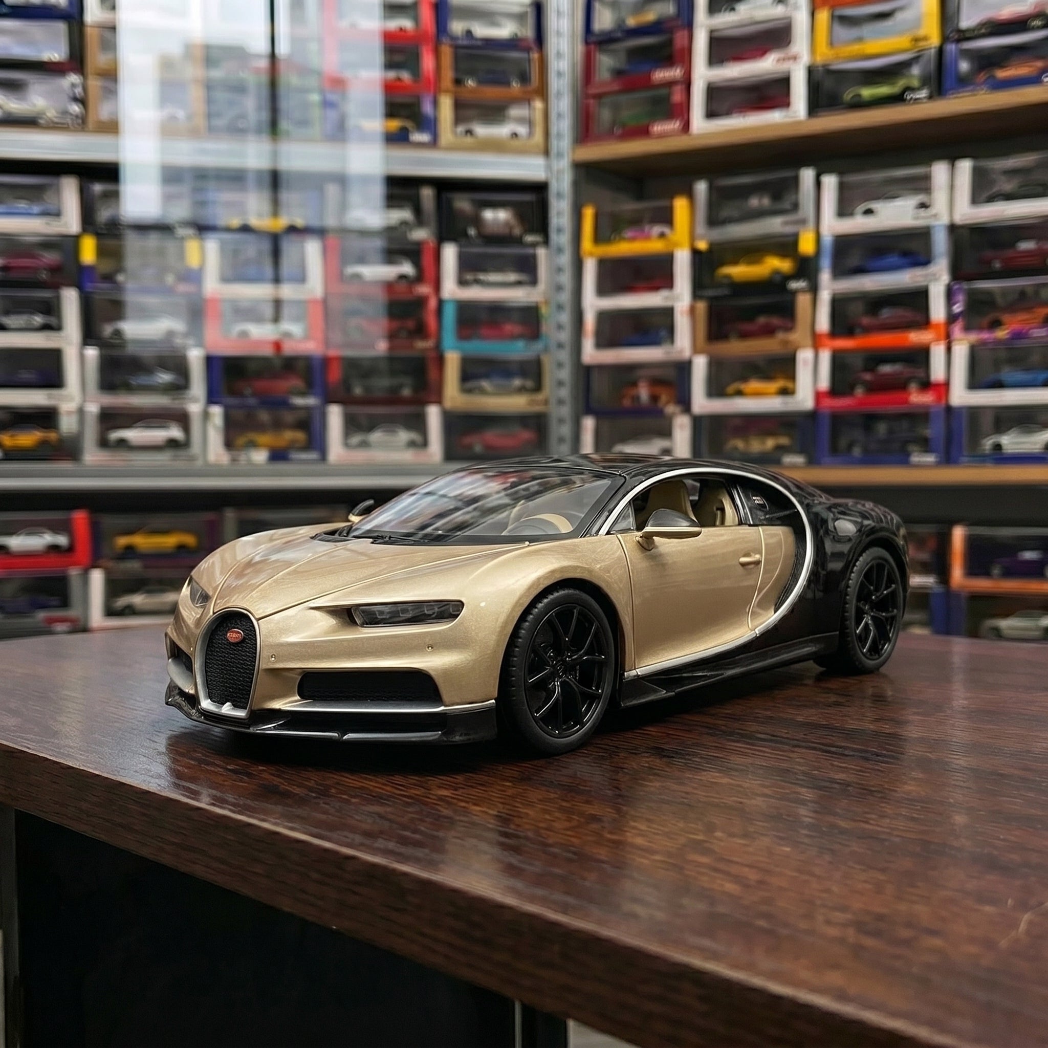 Bugatti Tourbillon | 1:24 Collector Die-Cast | Gold and Black Finish