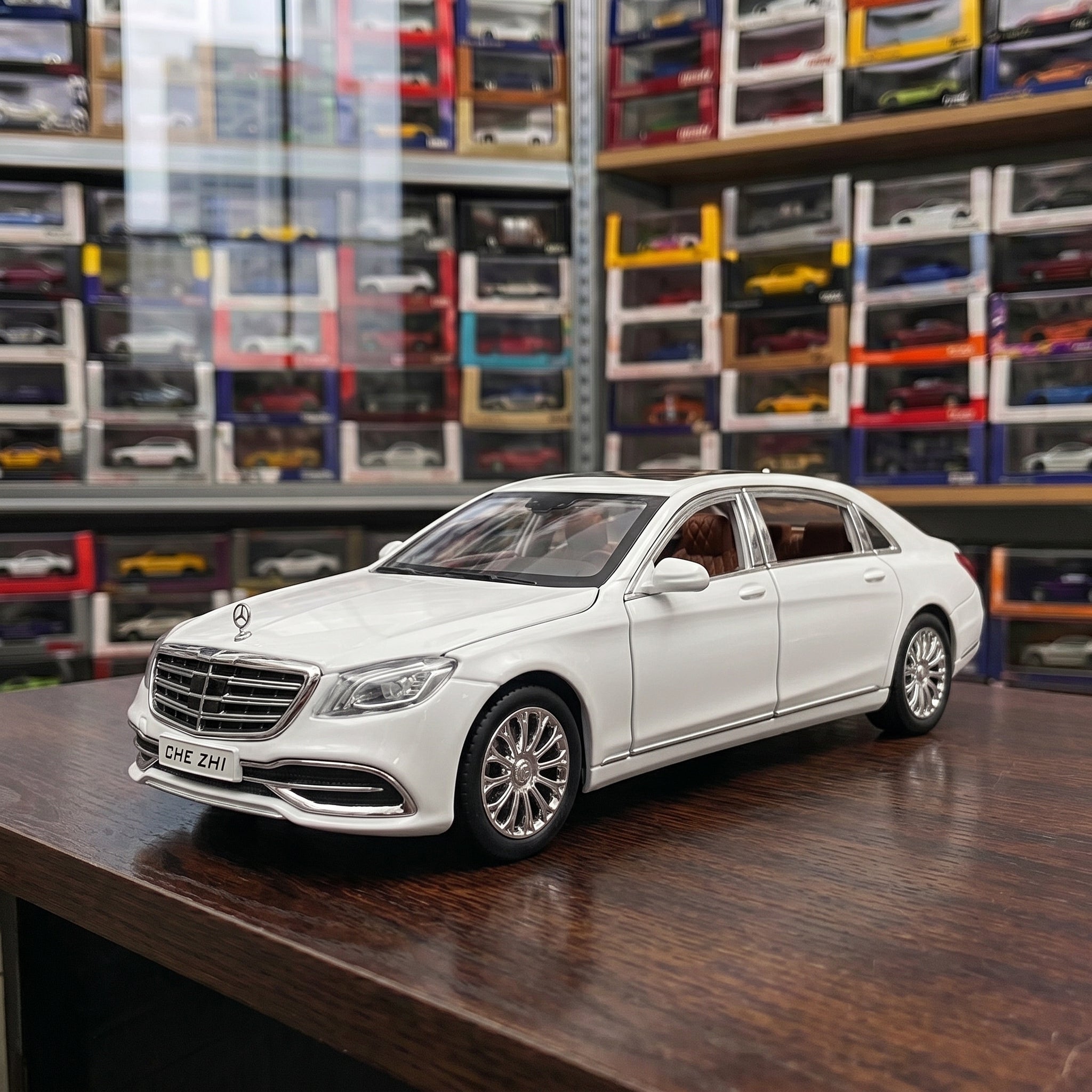 E300 | 1:24 Collector Die-Cast | White Finish