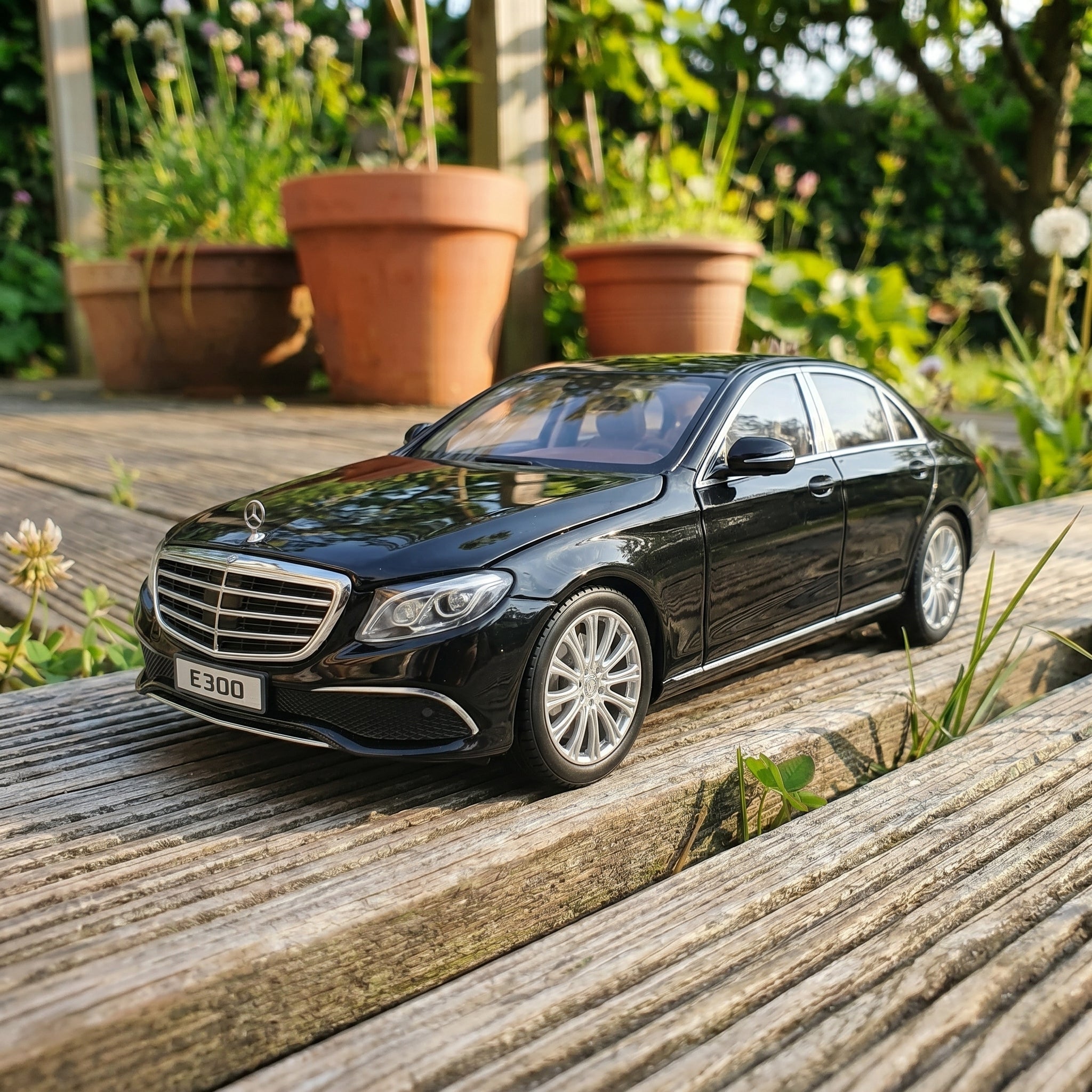 E300 | 1:24 Collector Die-Cast | Black Finish