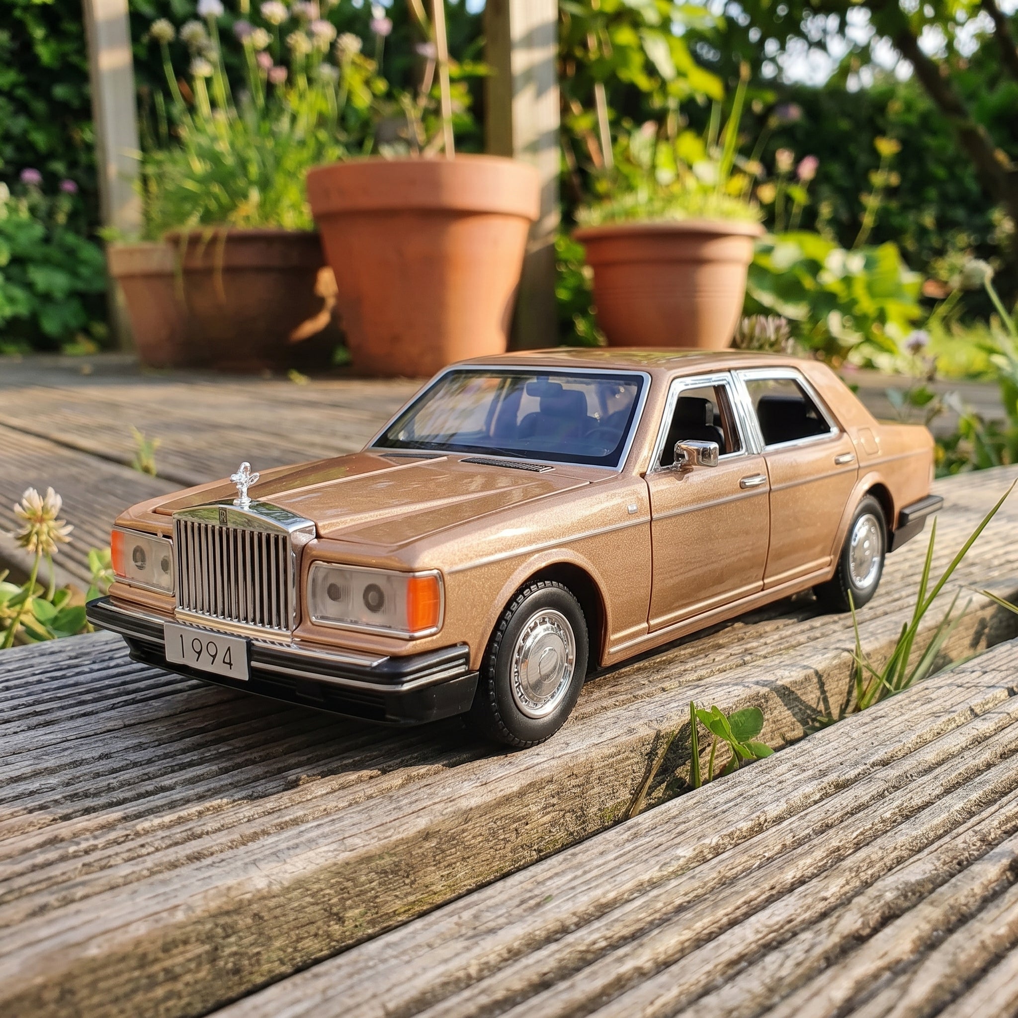 1994 Rolls-Royce | 1:32 Collector Die-Cast | Champagne Gold Finish