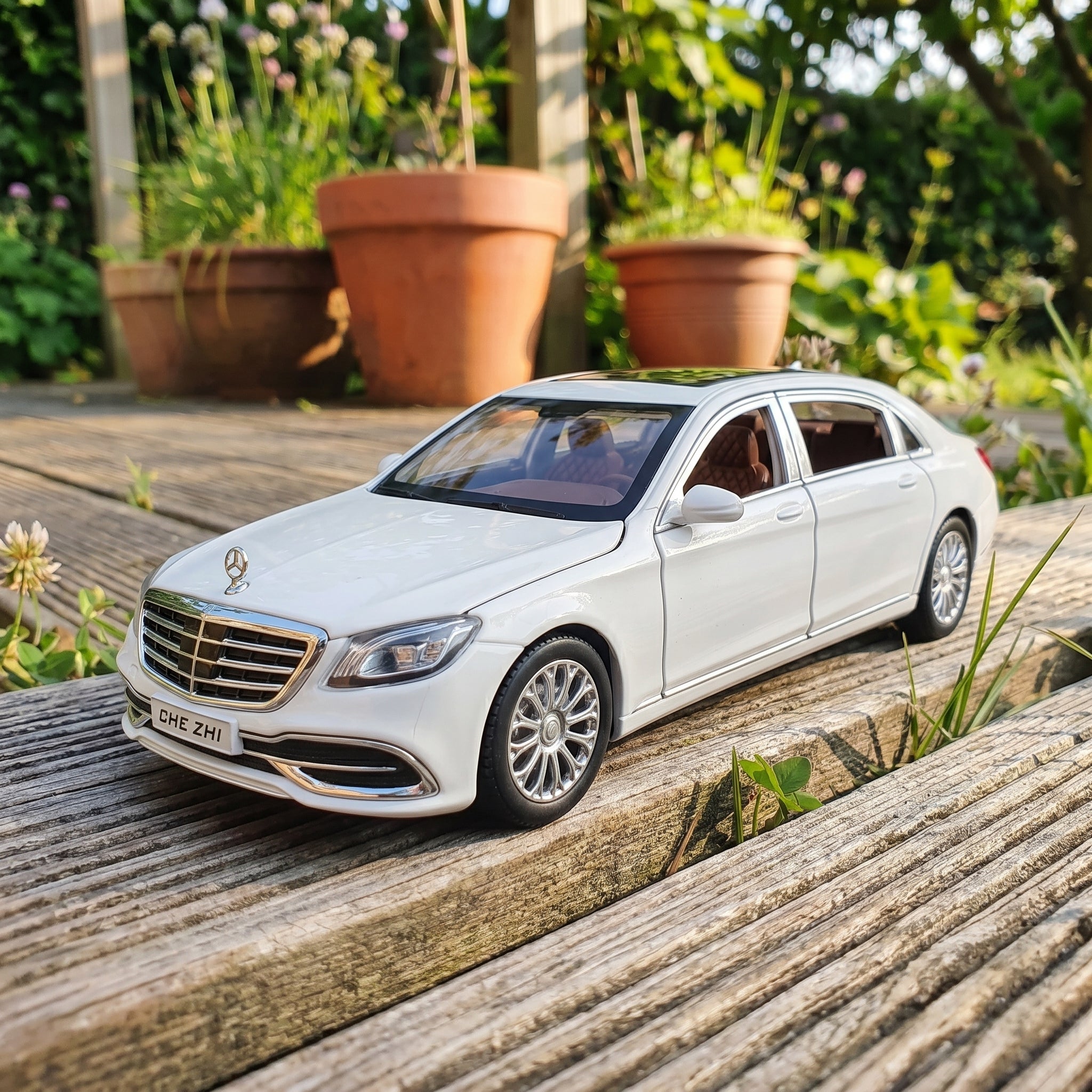 E300 | 1:24 Collector Die-Cast | White Finish