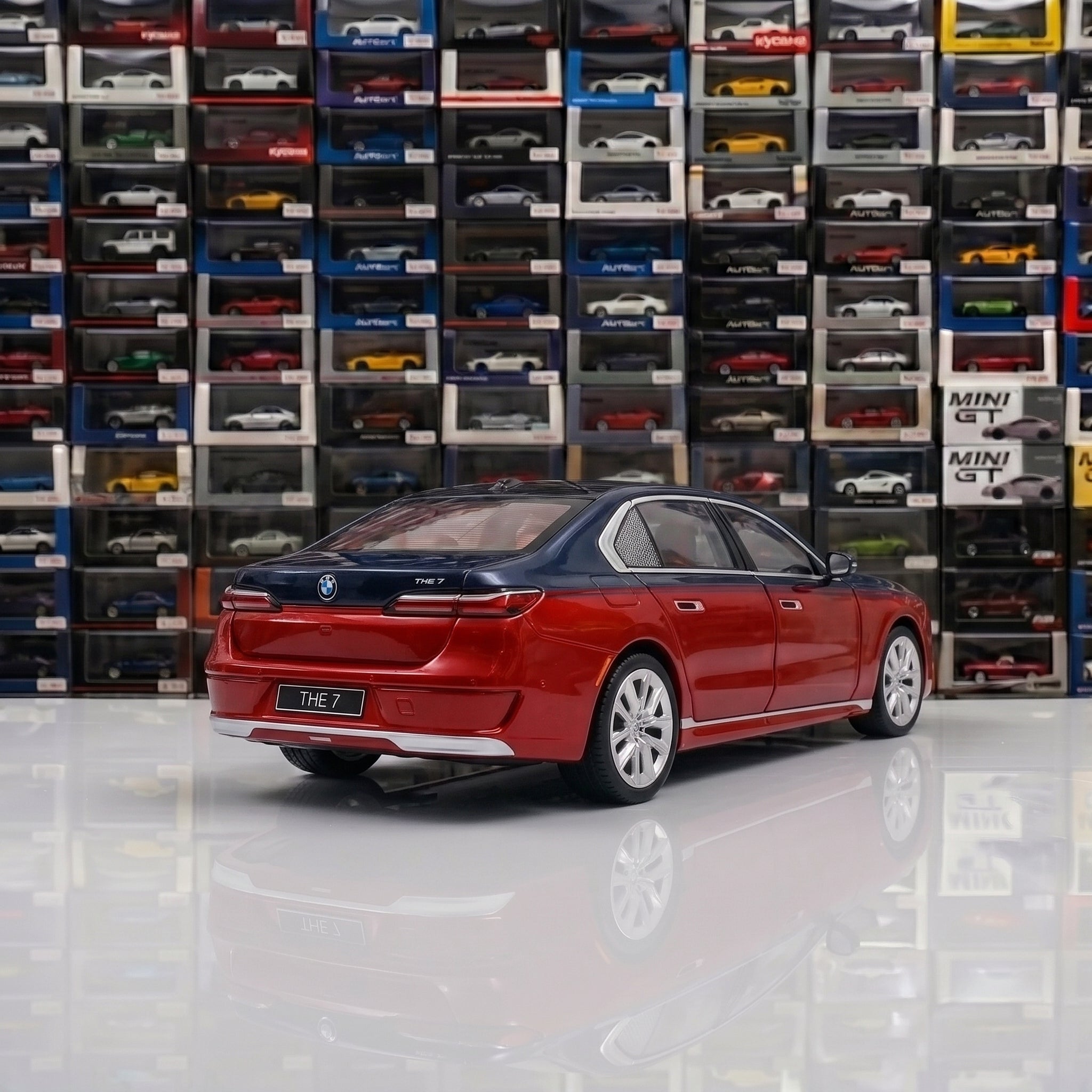 BMW i7 X-Drive | 1:24 Collector Die-Cast | Red - 2 Tone Finish