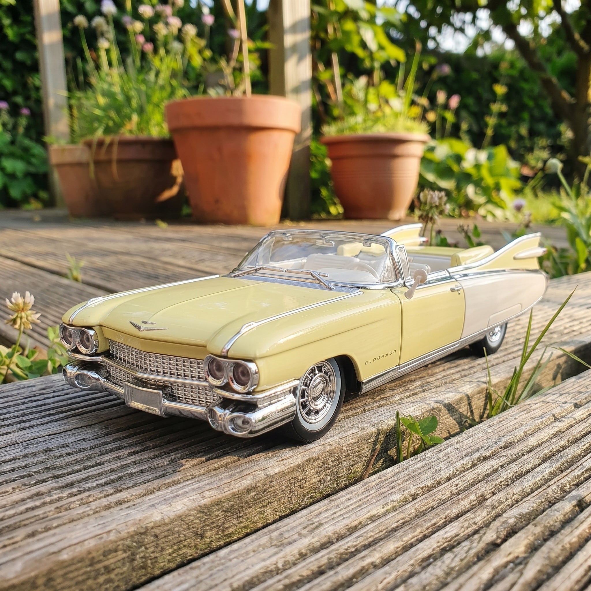 Cadillac Eldorado | 1:24 Collector Die-Cast | Yellow Finish