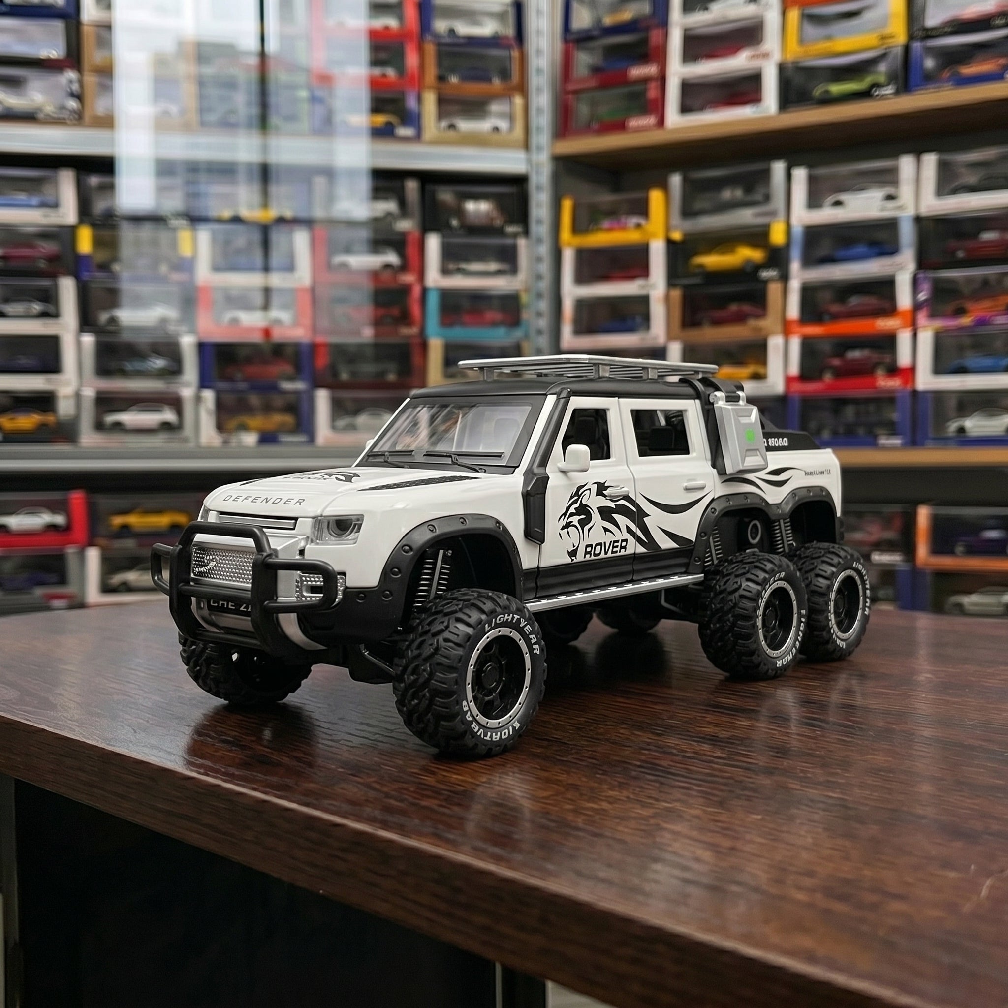 Land Rover Defender 6x6 | 1:24 Collector Die-Cast | White Finish