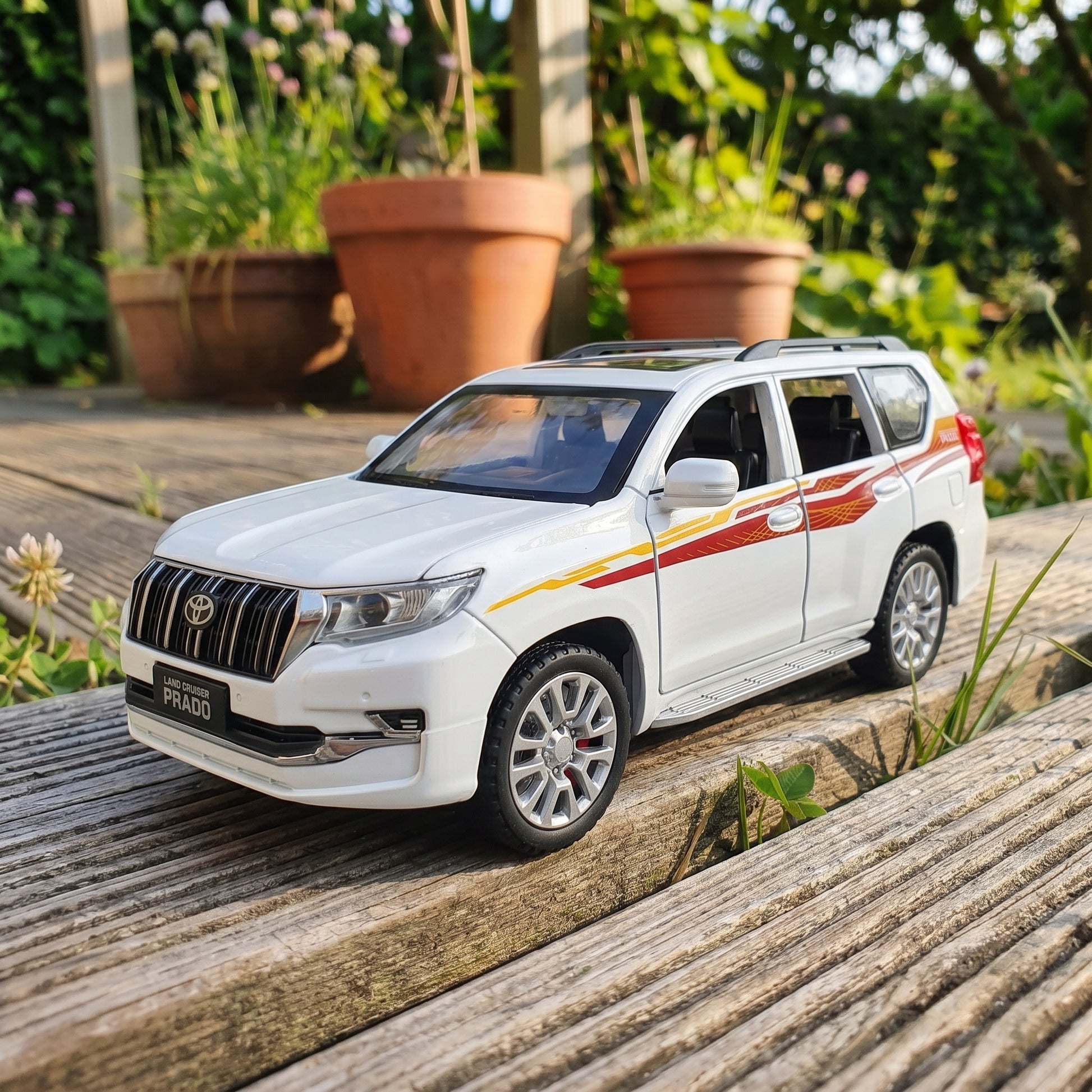 Toyota Land Cruiser Prado | 1:24 Collector Die-Cast | White Finish
