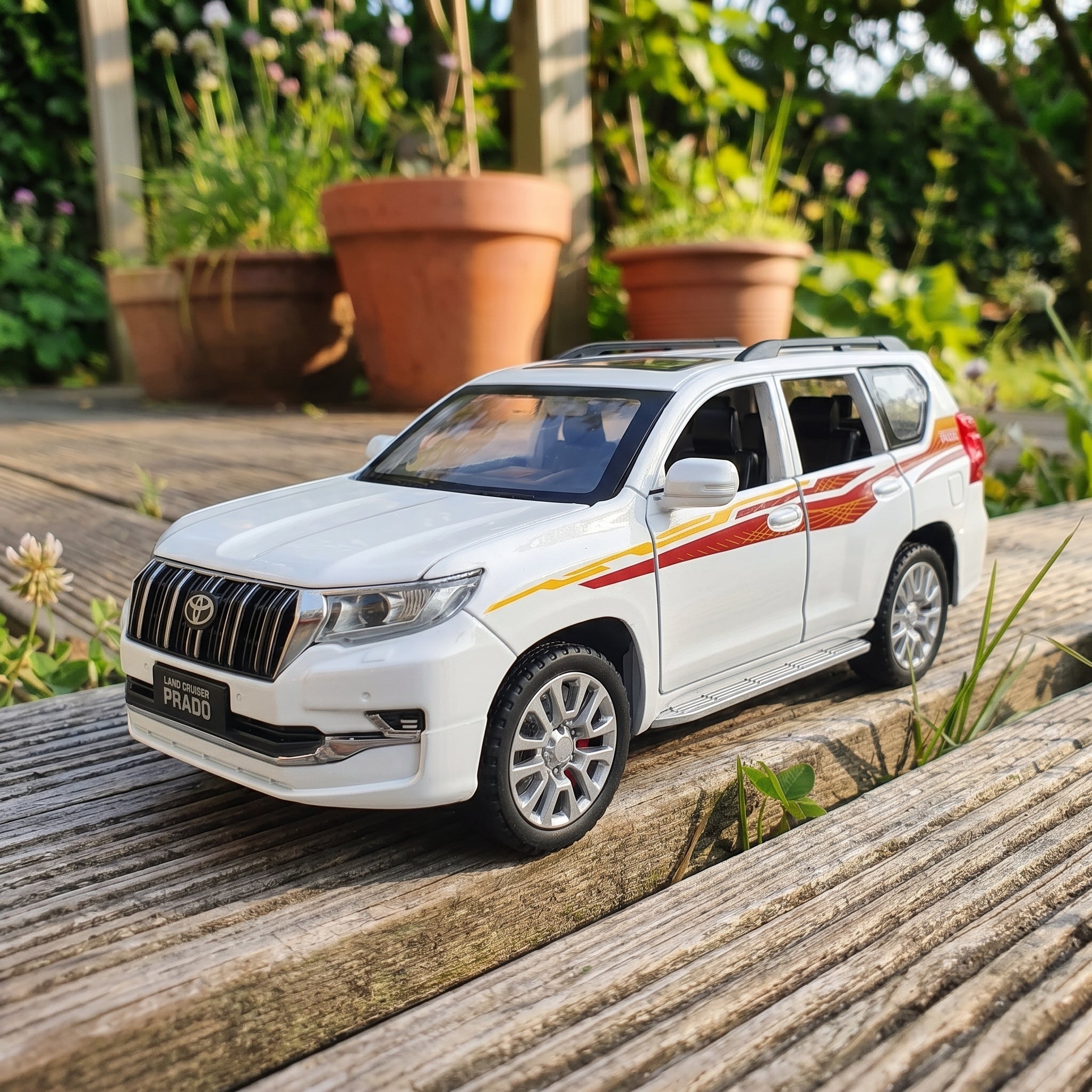 Toyota Land Cruiser Prado | 1:24 Collector Die-Cast | White Finish