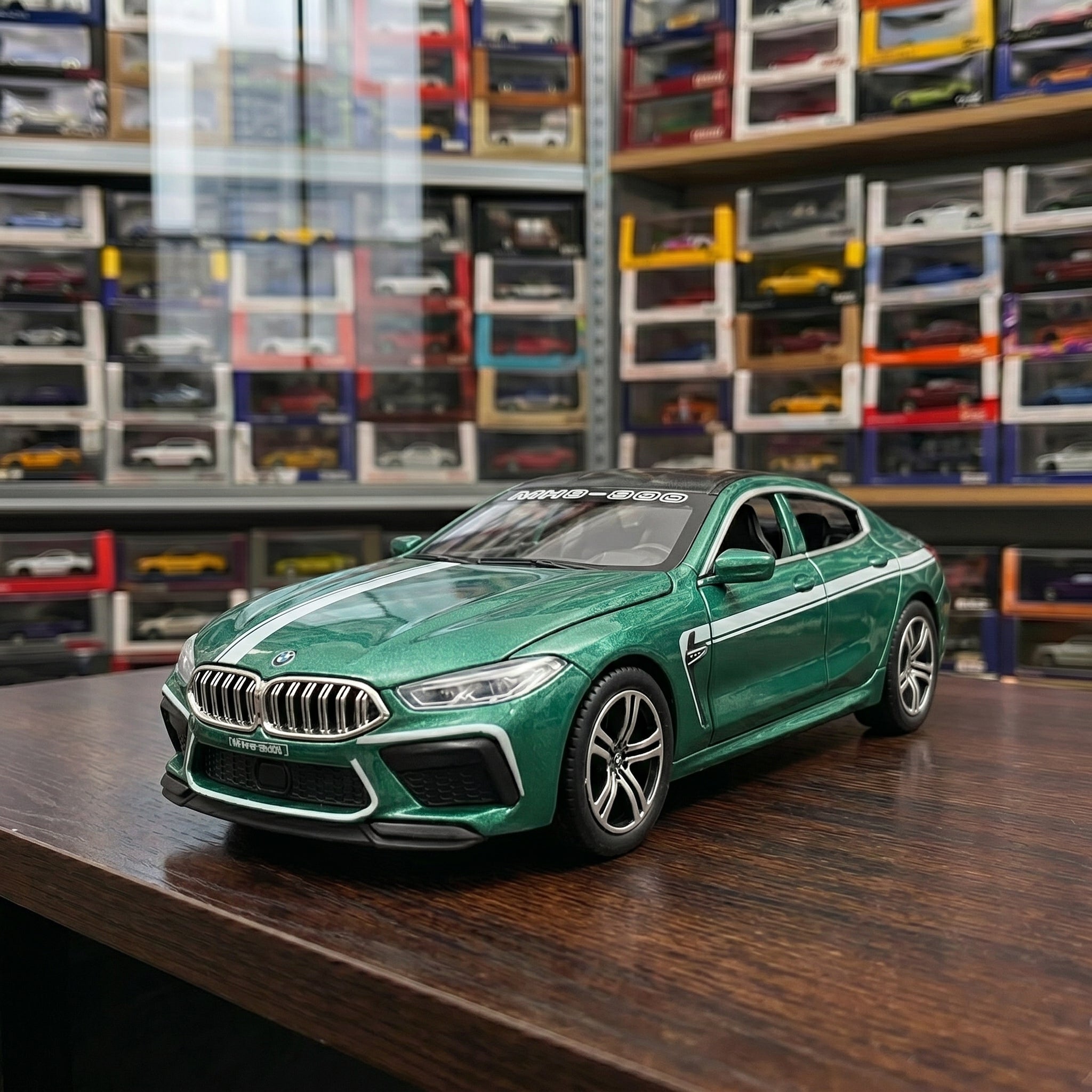 BMW M8 | 1:24 Collector Die-Cast | Deep Green Finish