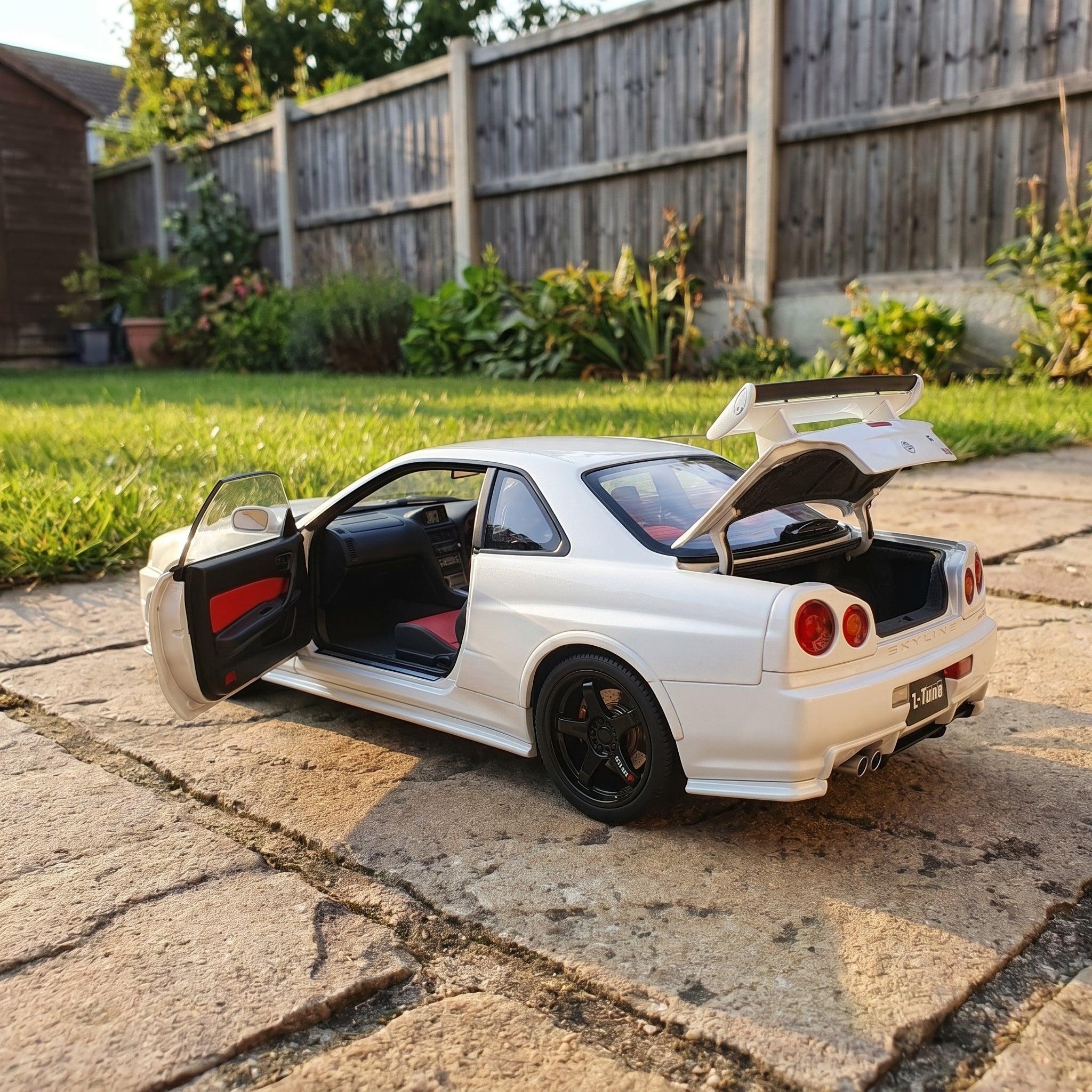 Nissan GTR R34 | 1:24 Collector Die-Cast | White Finish