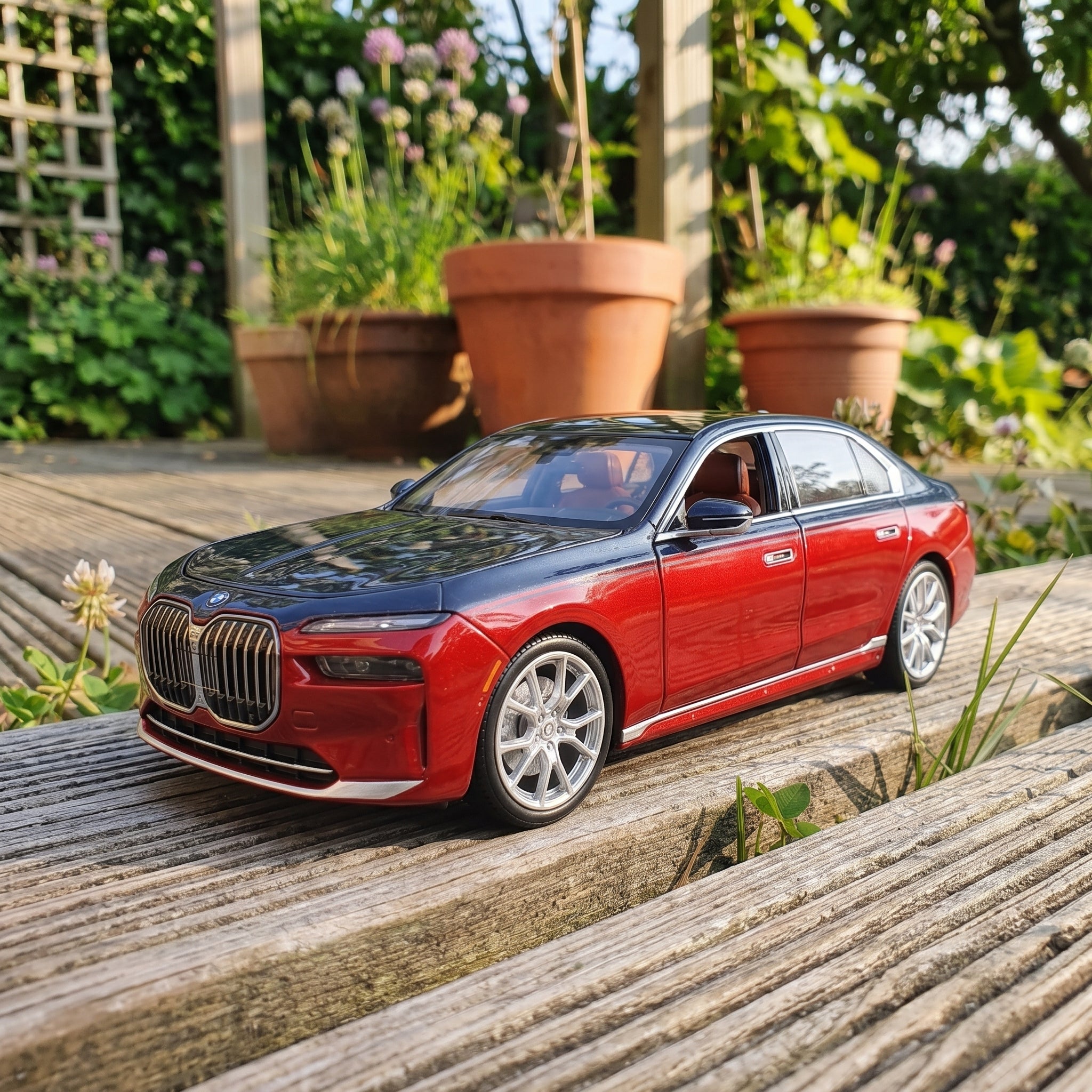 BMW i7 X-Drive | 1:24 Collector Die-Cast | Red - 2 Tone Finish