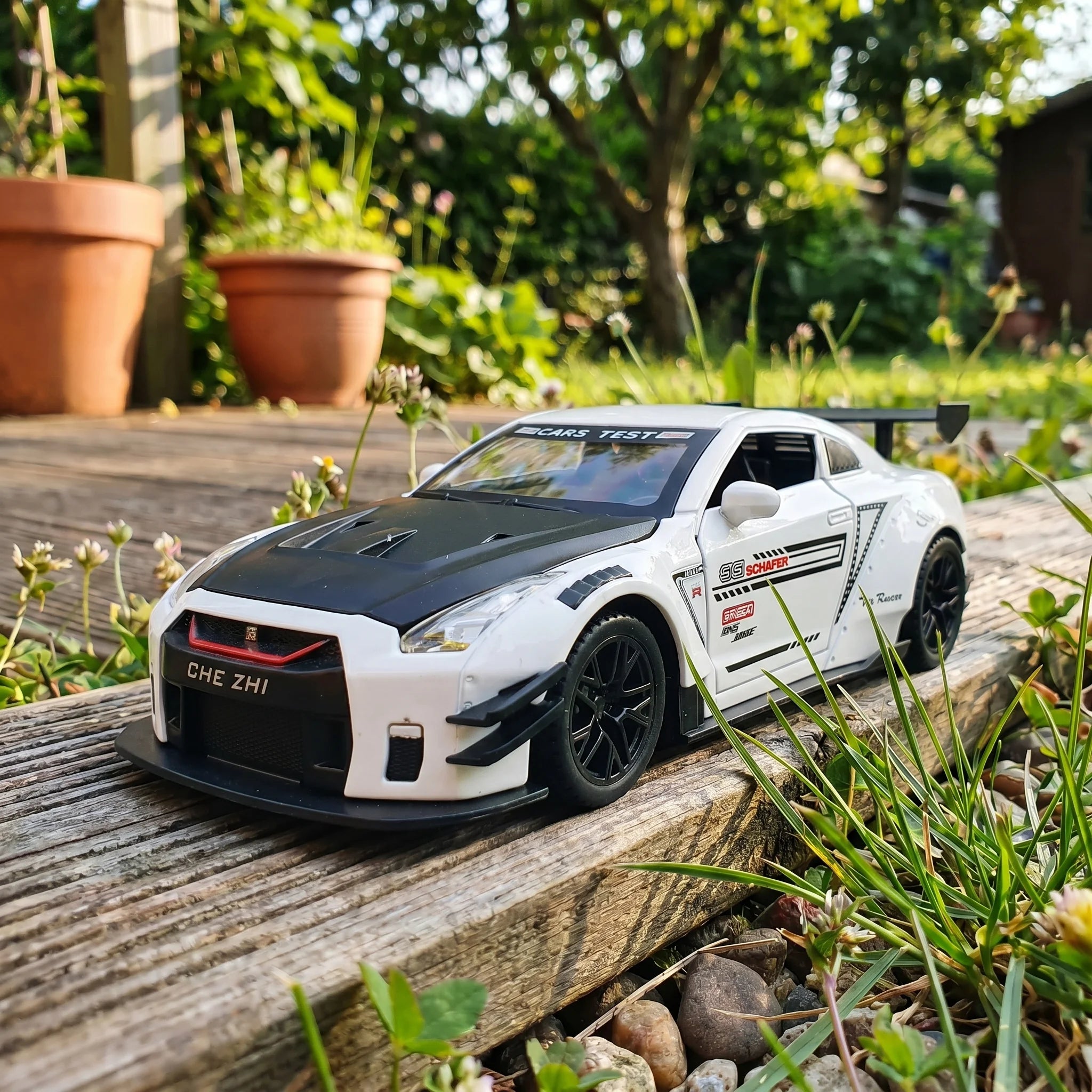 Nissan GTR Race Edition | 1:24 Collector Die-Cast | White Finish