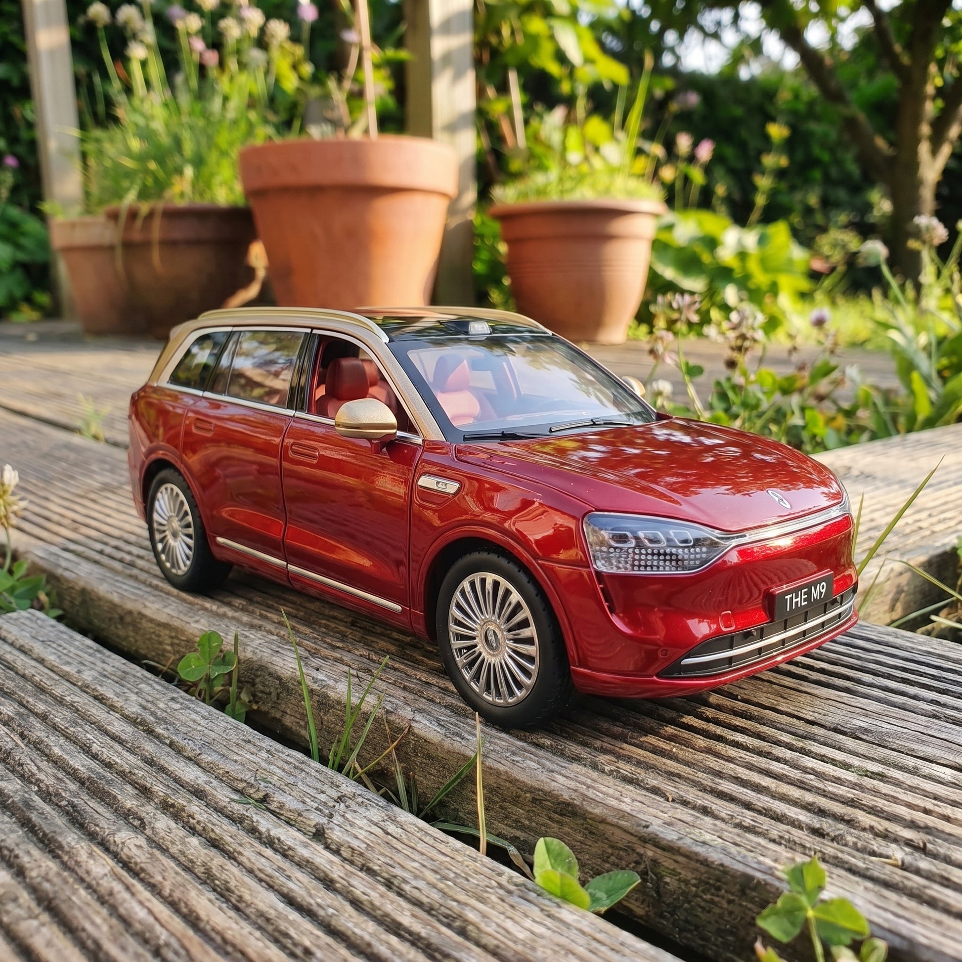 Aito M9 | 1:24 Collector Die-Cast with Remote | Red Finish
