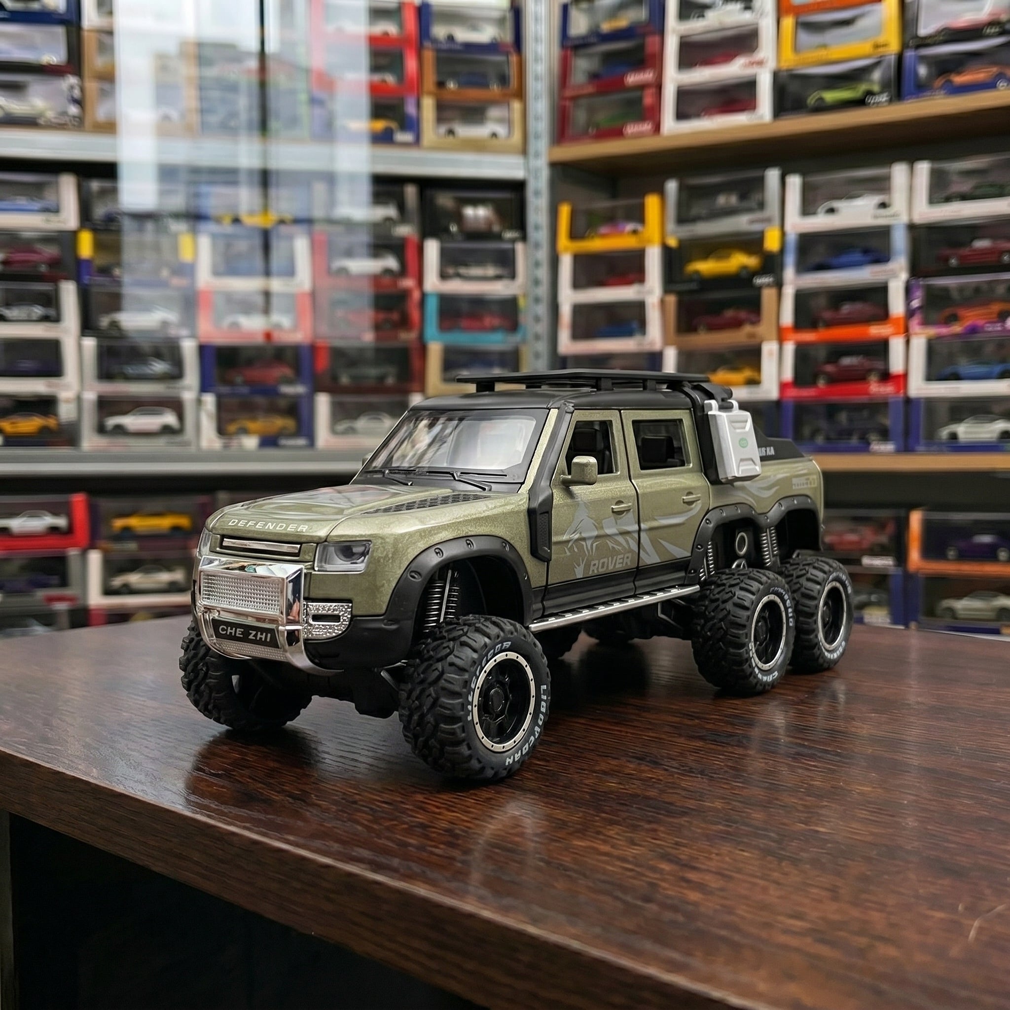 Land Rover Defender 6x6 | 1:24 Collector Die-Cast | Army Green Finish