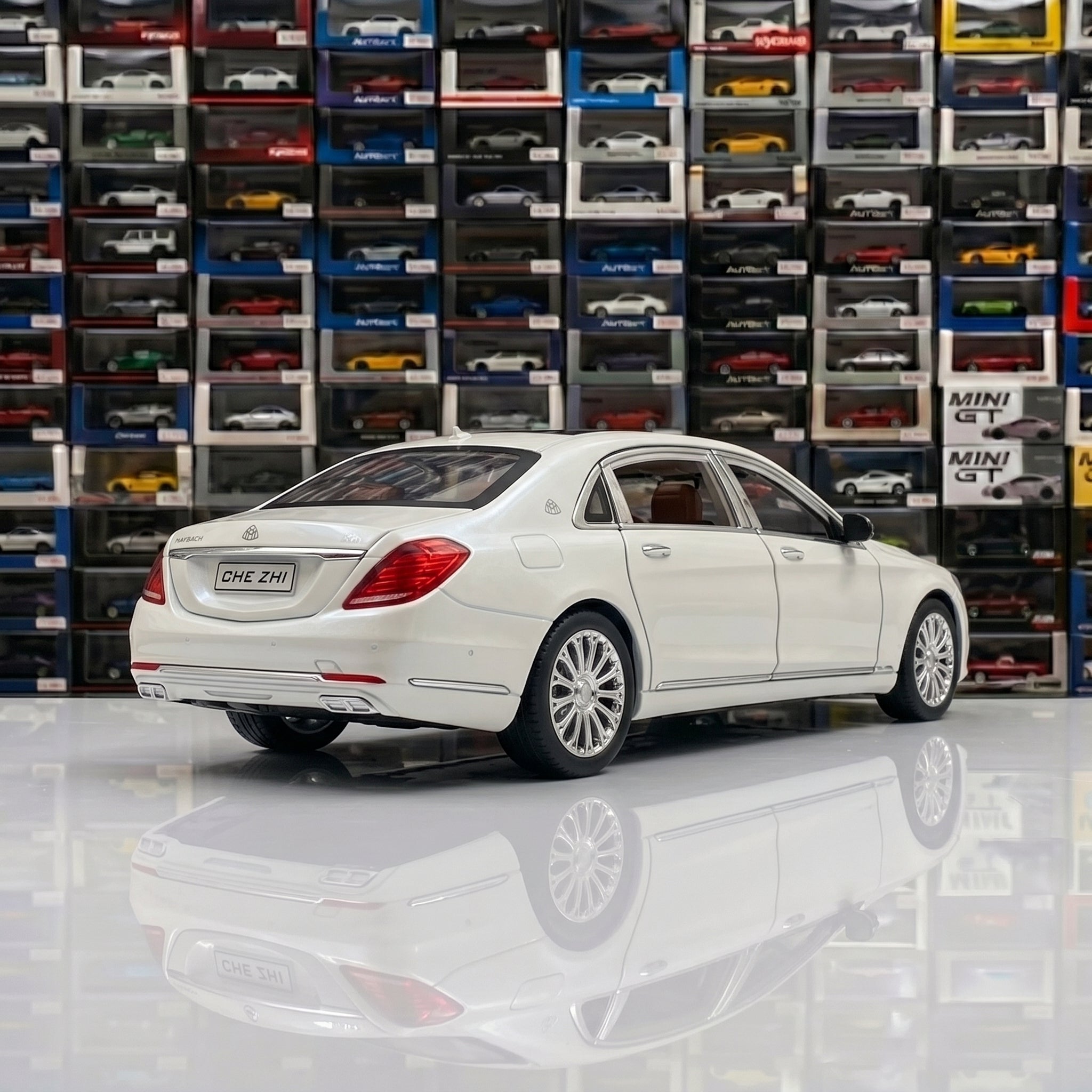 E300 | 1:24 Collector Die-Cast | White Finish