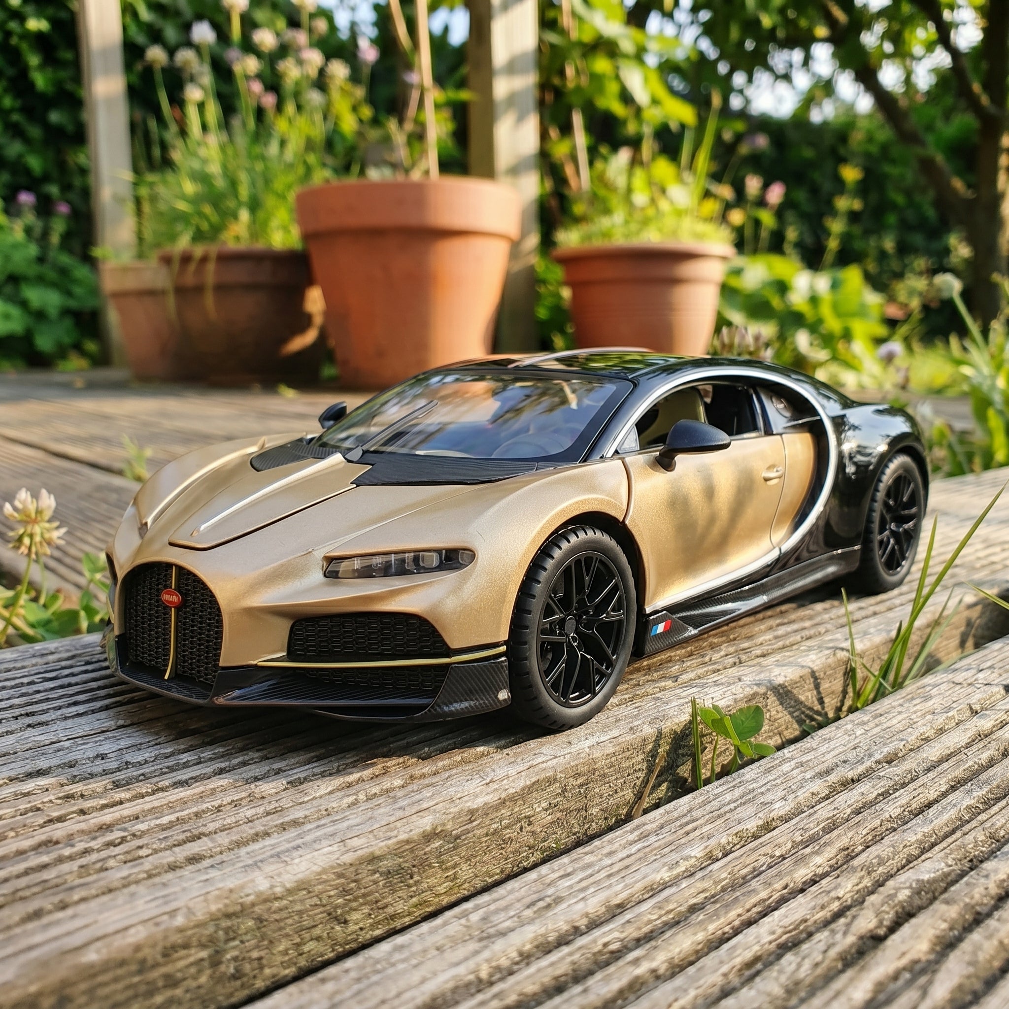 Bugatti Tourbillon | 1:24 Collector Die-Cast | Gold and Black Finish