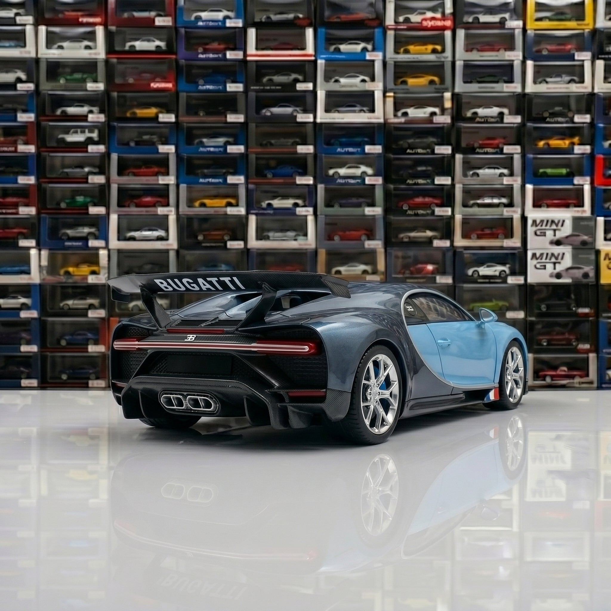 Bugatti Tourbillon | 1:24 Collector Die-Cast | Blue and Black Finish