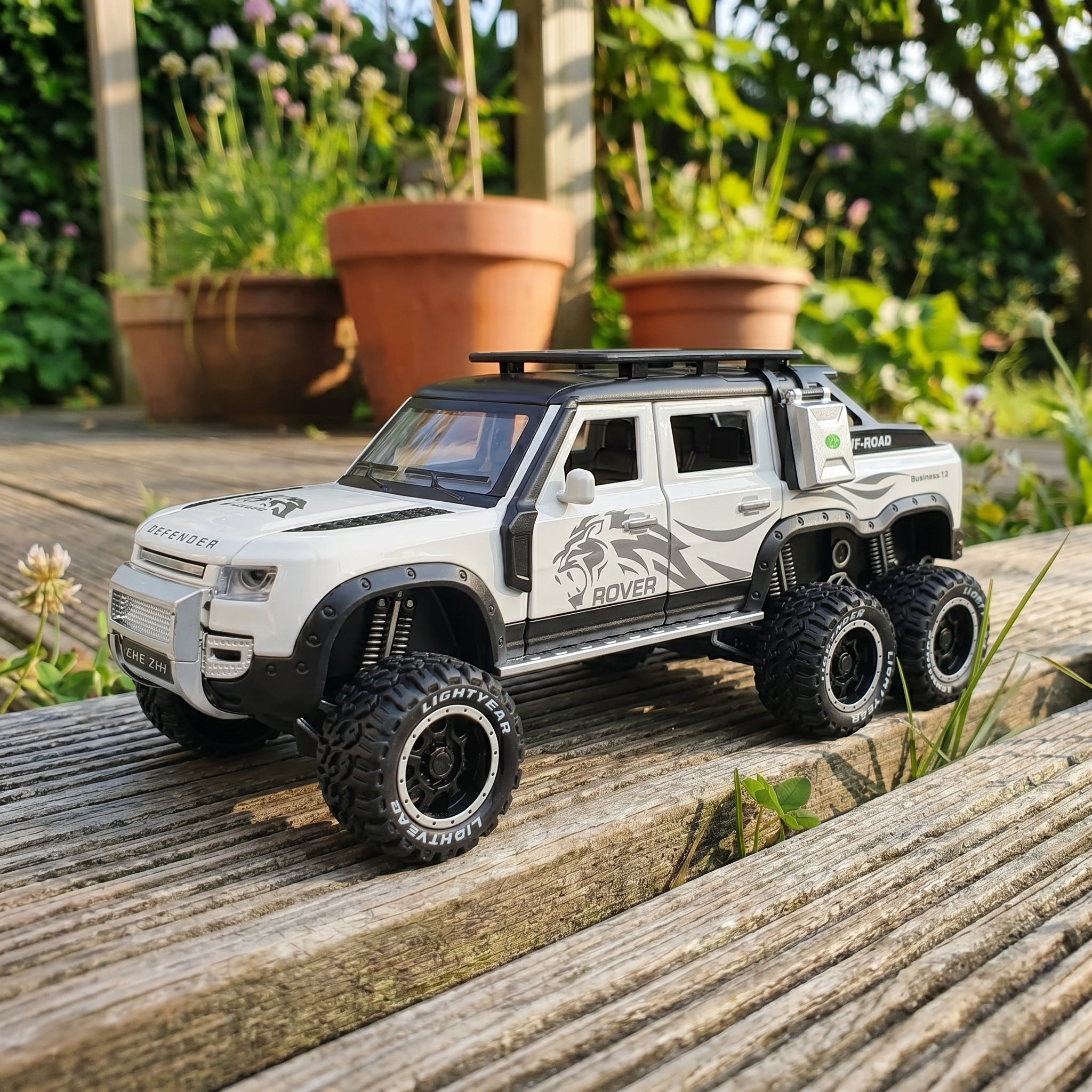 Land Rover Defender 6x6 | 1:24 Collector Die-Cast | White Finish