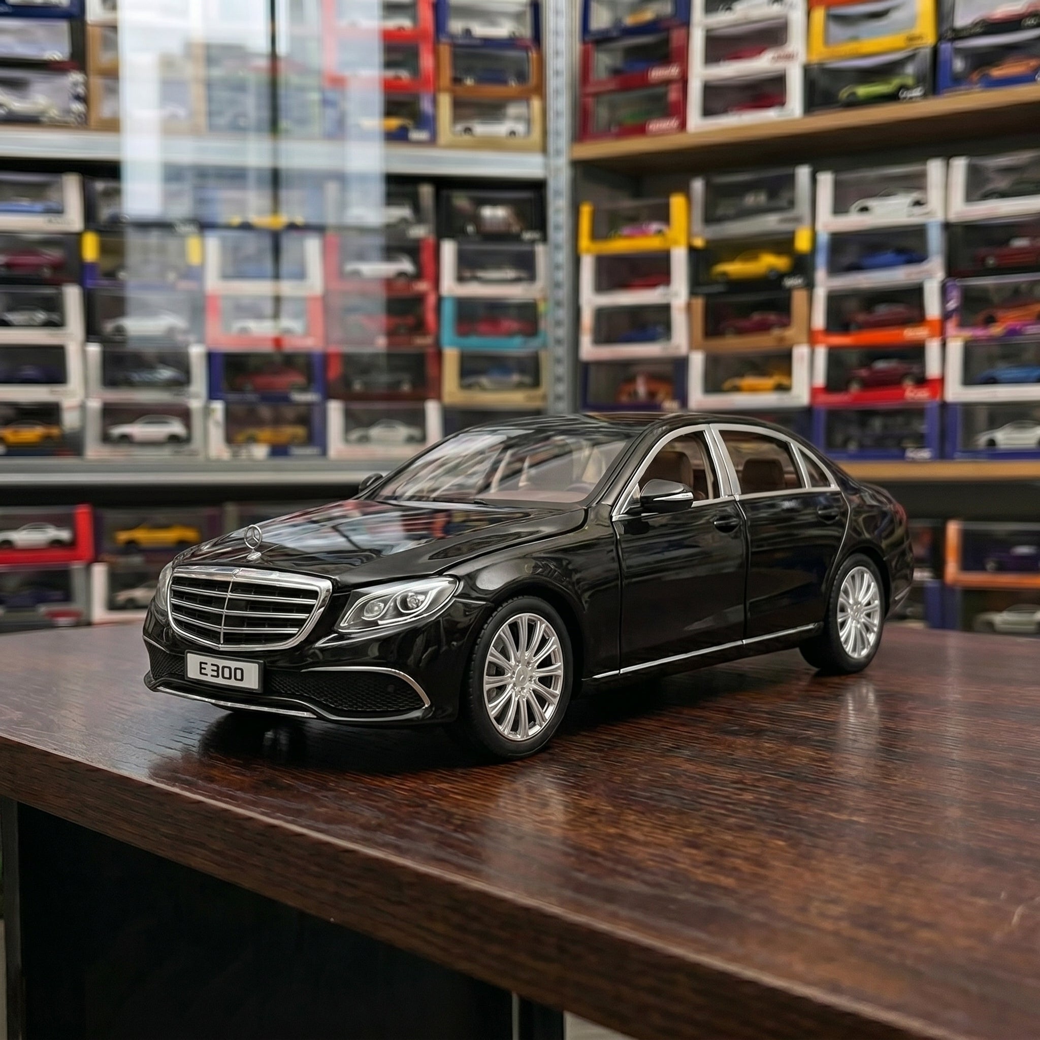 E300 | 1:24 Collector Die-Cast | Black Finish