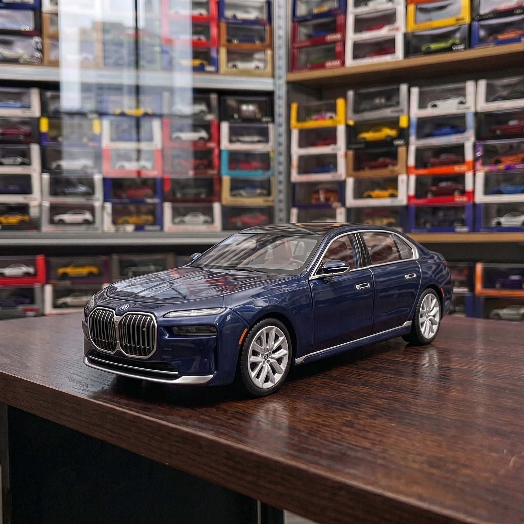 BMW i7 X-Drive | 1:24 Collector Die-Cast | Blue Finish