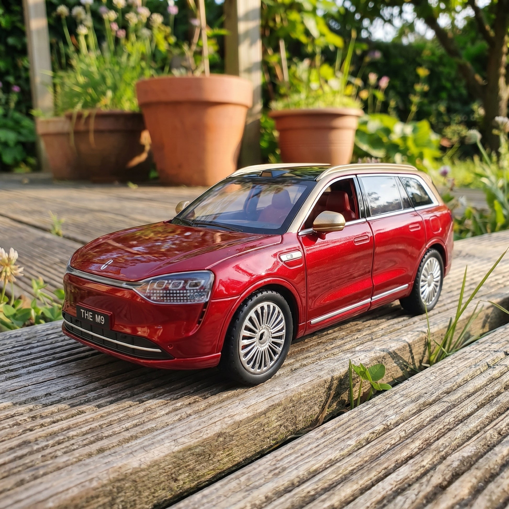 Aito M9 | 1:24 Collector Die-Cast with Remote | Red Finish