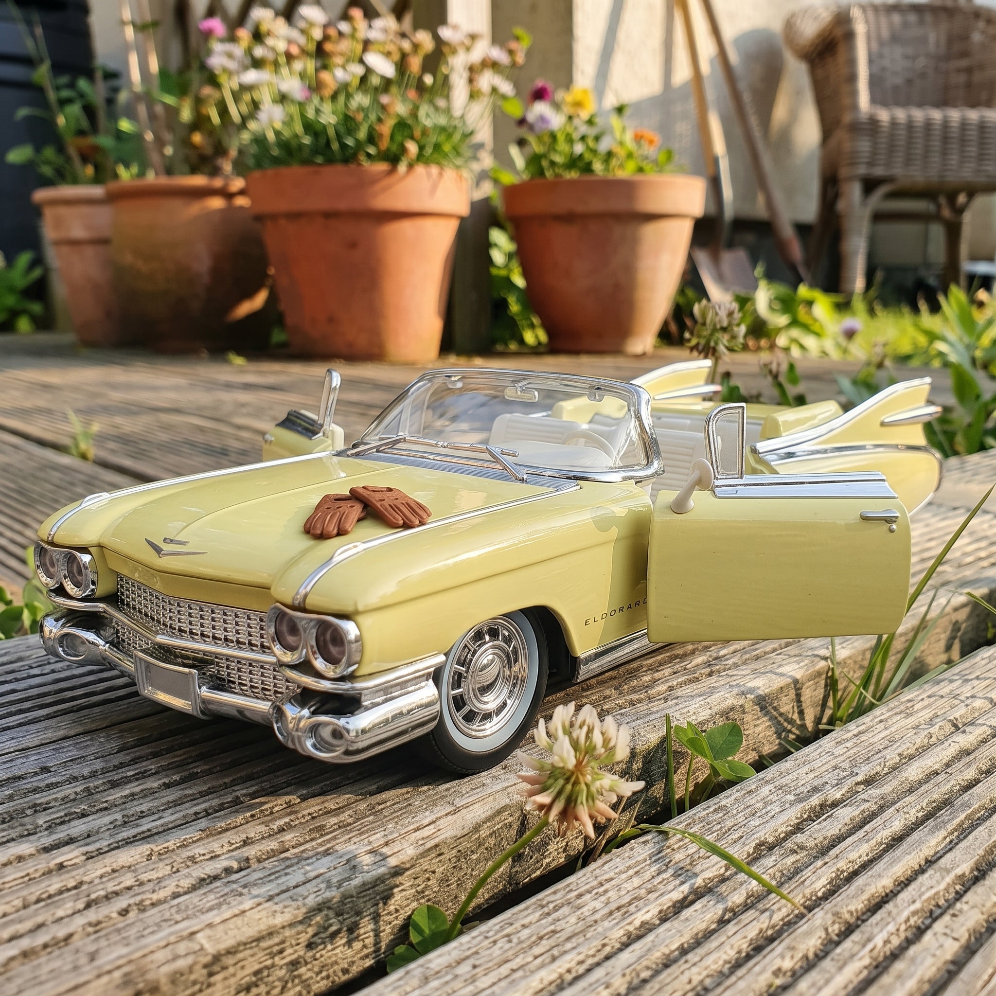Cadillac Eldorado | 1:24 Collector Die-Cast | Yellow Finish